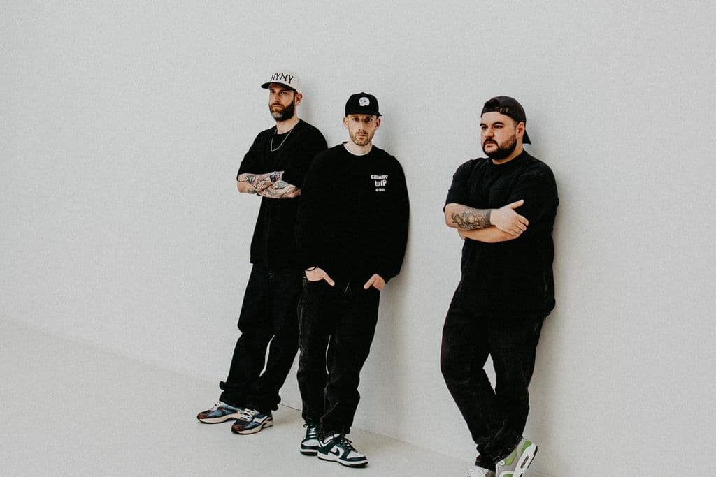 DJ-Pult mit Blick auf den Dancefloor