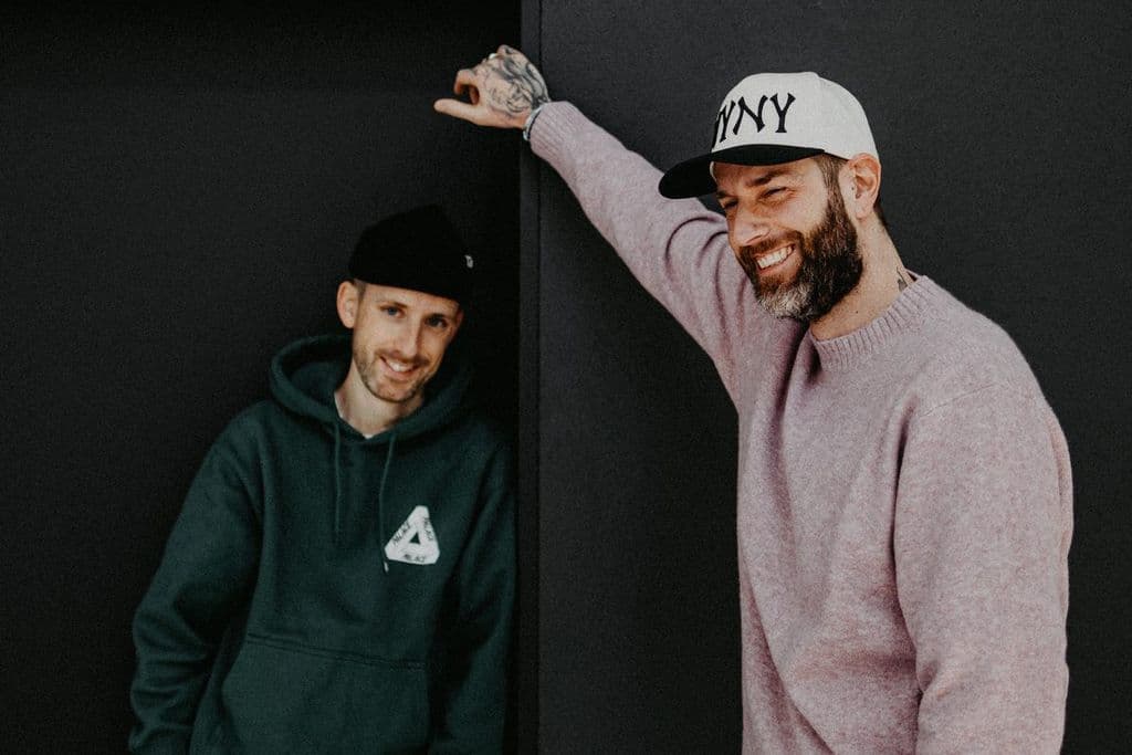 Hände in der Luft beim Drop